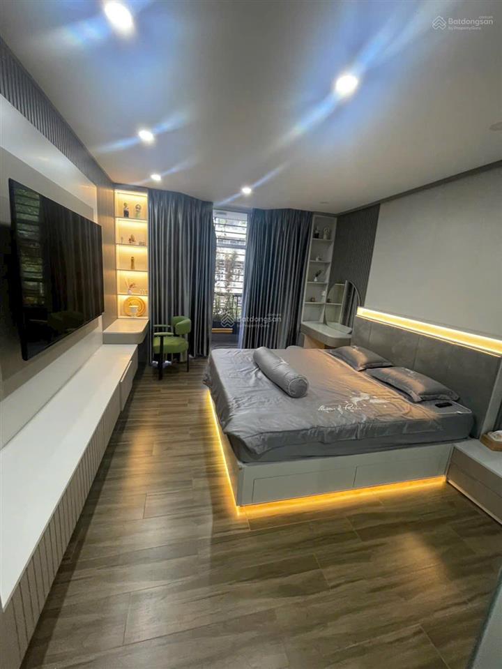 Nhà mtkd 26 lý thường kiệt, p7, q10. dt 3.8 x 17m. 5 lầu giá 32.8 tỷ tl 0906 691 ***