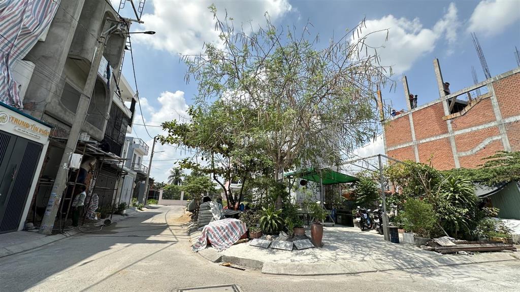 Bình chiểu tp hcm  đất 5.5 x 15m {81m2 shr full thổ cư kdc hướng đông nam  giá 4 tỷ  0983 169 ***