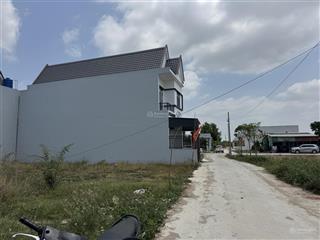 Chủ ngộp ra gấp nền 120m2 hướng mặt tiền đường nguyễn trung trực, long can, cần đước giá 900triệu