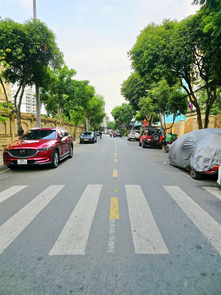 Bán nhà mặt phố đường số 5, Phước Bình, Q9, Thủ Đức, TP HCM. DT 102m2, cấp 4. Giá 9.4 tỷ