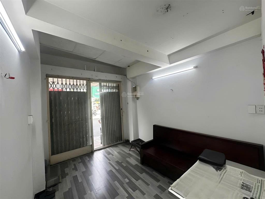 Mặt tiền huỳnh văn bánh, phan đình phùng  4 tầng btct  đường 16m, vỉa hè rộng  kinh doanh đỉnh