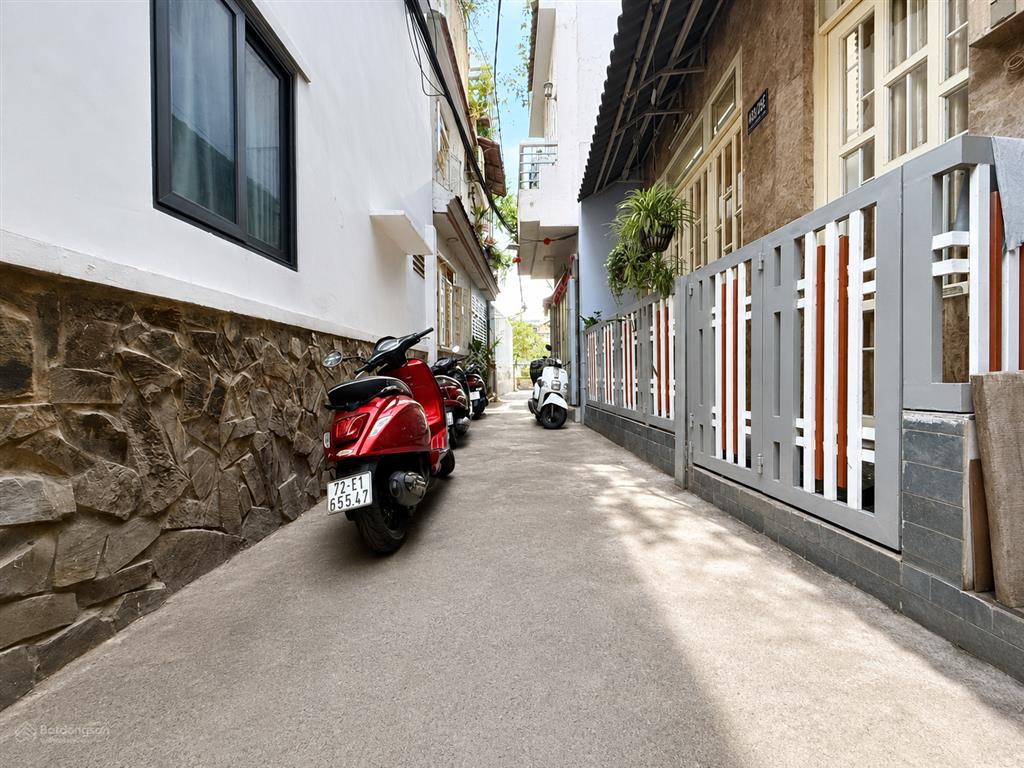 Lê văn sỹ q.3  mặt tiền cách vài căn  ngang đẹp 4m  3 tầng  hẻm thông, gần coopmart nhiêu lộc
