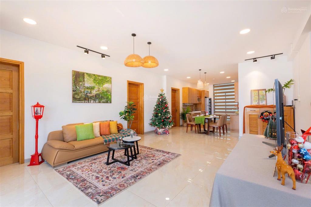 Cho thuê penthouse siêu đẹp 240m2, 4pn, 3wc, có khuôn viên trồng cây, bbq tiệc gia đình