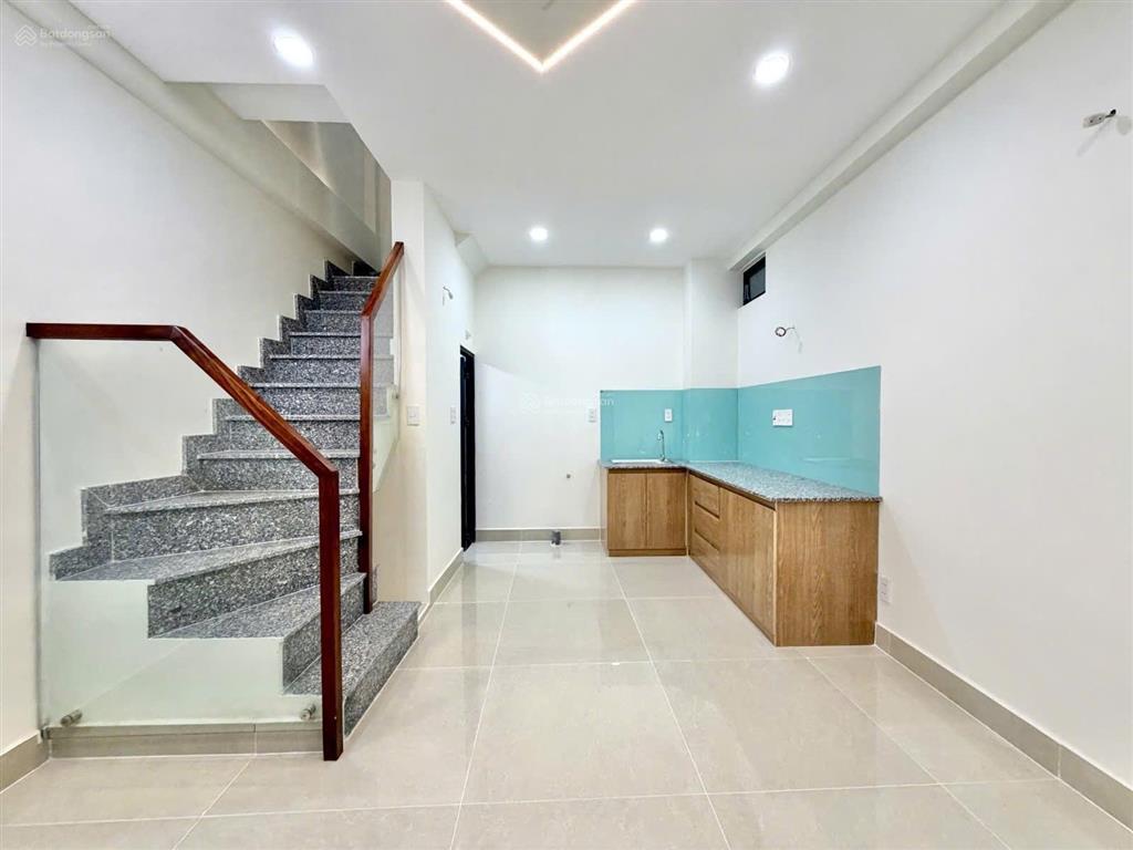 Sát bên quận 1  gần mặt tiền  3 tầng full công năng  4,5 tỷ  lê văn duyệt  bình thạnh