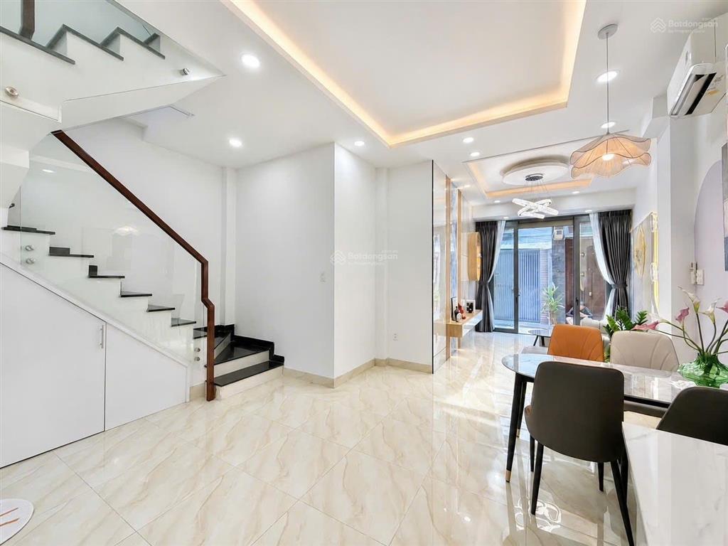 Kinh đô thời trang lê văn sỹ giáp q3  41m2 x 4 tầng sân thượng mới cứng
