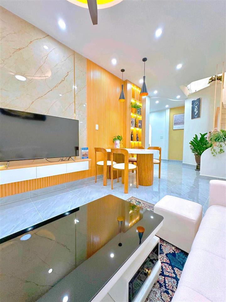 Siêu phẩm gv  giáp sân bay  đối diện bv 175  45m2 ,nở hậu hẻm ba gác 30m ra mặt tiền  5.89 tỷ