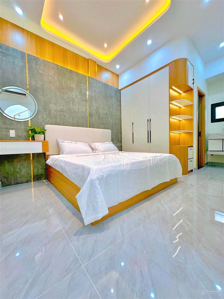 Siêu phẩm gv  giáp sân bay  đối diện bv 175  45m2 ,nở hậu hẻm ba gác 30m ra mặt tiền  5.89 tỷ
