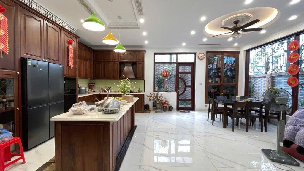 BÁN BIỆT THỰ VIEW HỒ – CÔNG VIÊN DƯƠNG NỘI | 180M² – MT 9M – THANG MÁY – FULL NỘI THẤT – 38,9 TỶ
