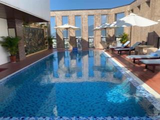 Chuyển nhượng khách sạn 4 sao đường 7.5m cách biển 50m, 608m2 12 tầng, 84 phòng lô góc 250 tỷ