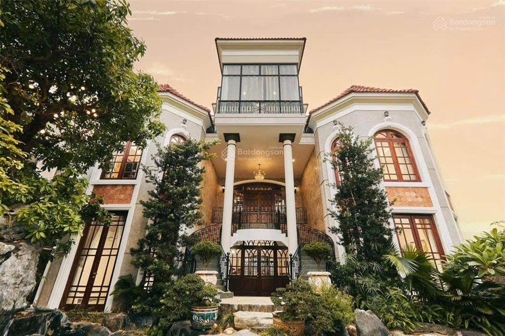 Villa phố tây an thượng dt khủng 871m ngang 19m 3 tầng cổ điểndòng tiền 300tr/1 tháng