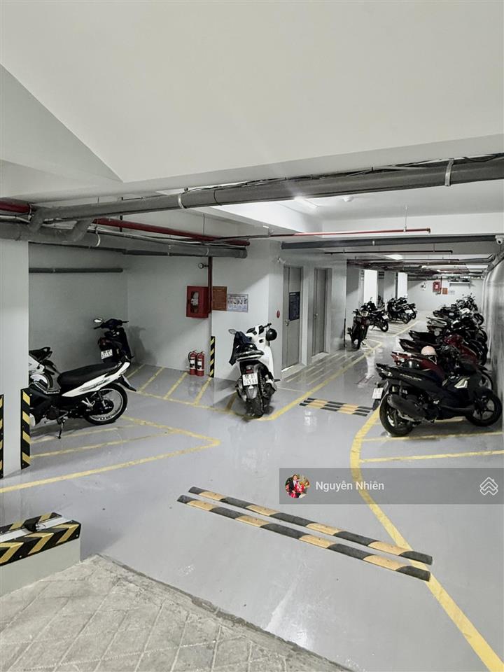 Toà nhà chdv 36p, thu nhập 200tr  mặt tiền chợ lã xuân oai, lê văn việt. 370m2 (8x46). hầm + 6tầng