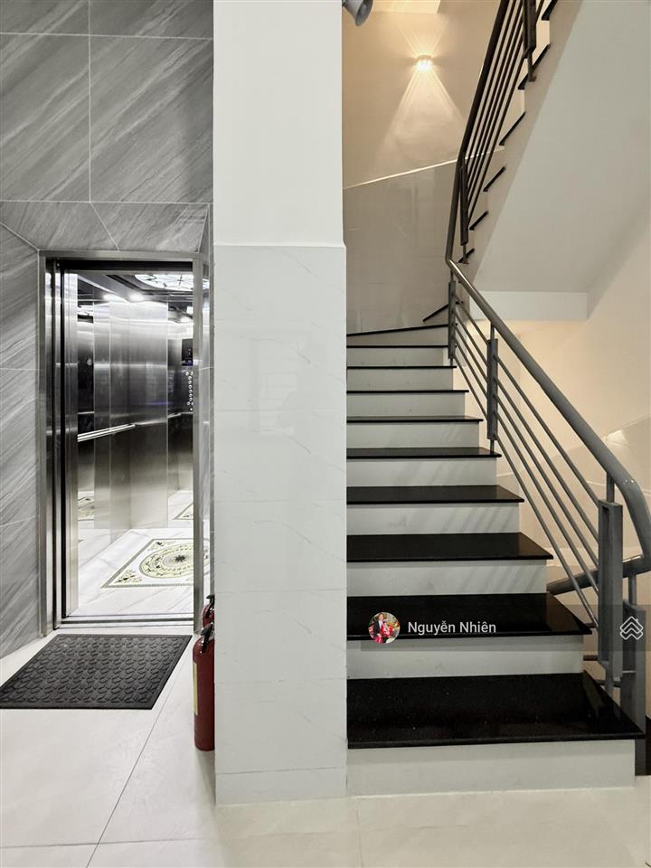 Toà nhà chdv 36p, thu nhập 200tr  mặt tiền chợ lã xuân oai, lê văn việt. 370m2 (8x46). hầm + 6tầng