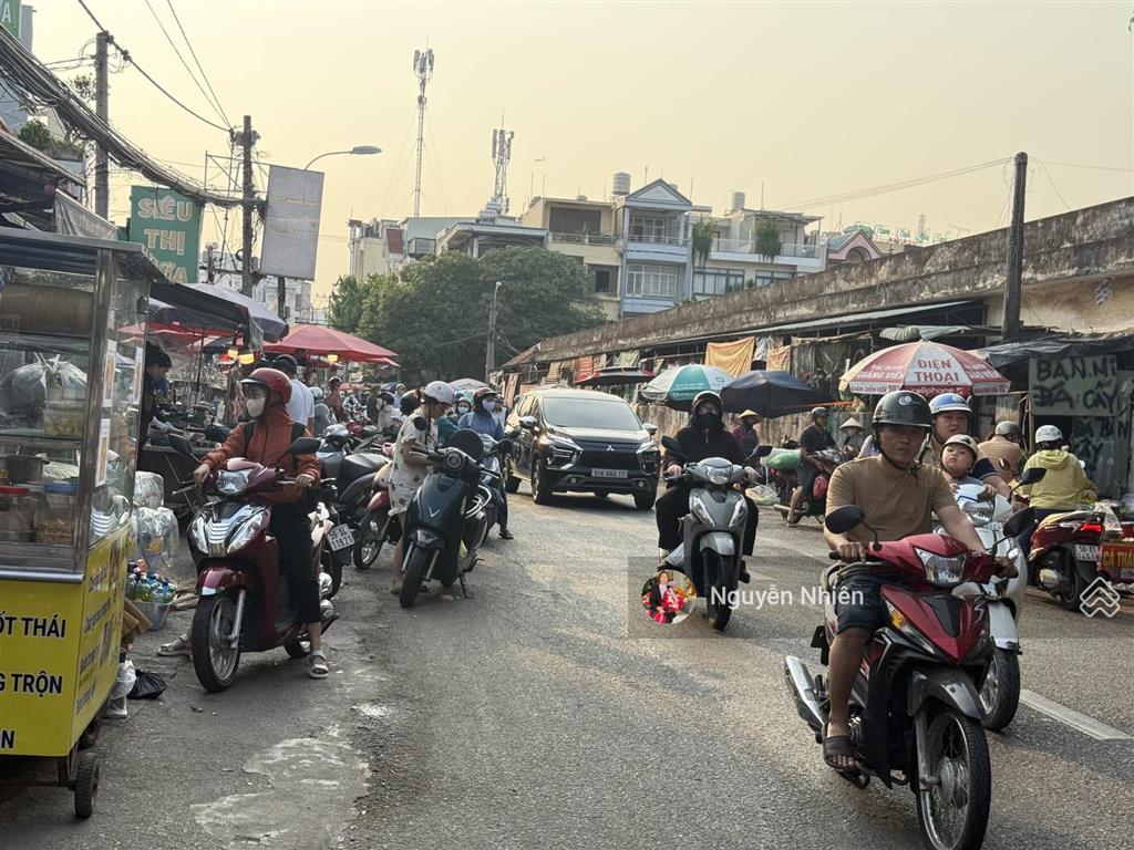 Toà nhà chdv 36p, thu nhập 200tr  mặt tiền chợ lã xuân oai, lê văn việt. 370m2 (8x46). hầm + 6tầng