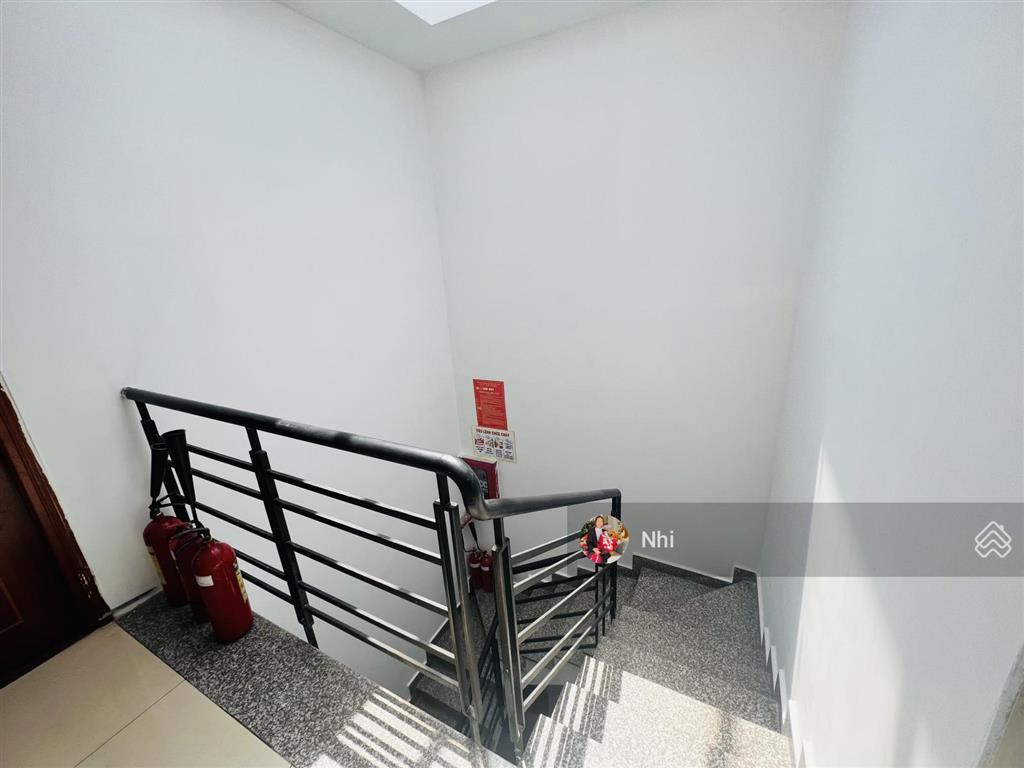 Bán khách sạn mt đường ngay hoàng diệu 2  thu nhập 10%/năm  7x18m  hầm 5 tầng, thang máy