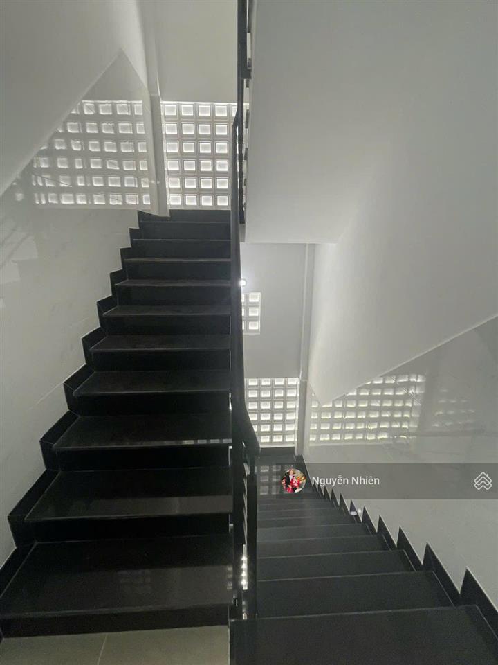 Dòng tiền 100 tr/th  ngang 7m đối diện chợ phước bình, global city  chdv 5 tầng  thang máy