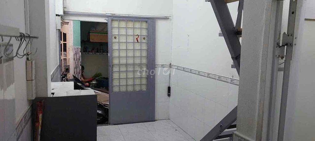 Cho thuê nhà nhỏ 3 tầng GV giá 4.500k  LH: ***