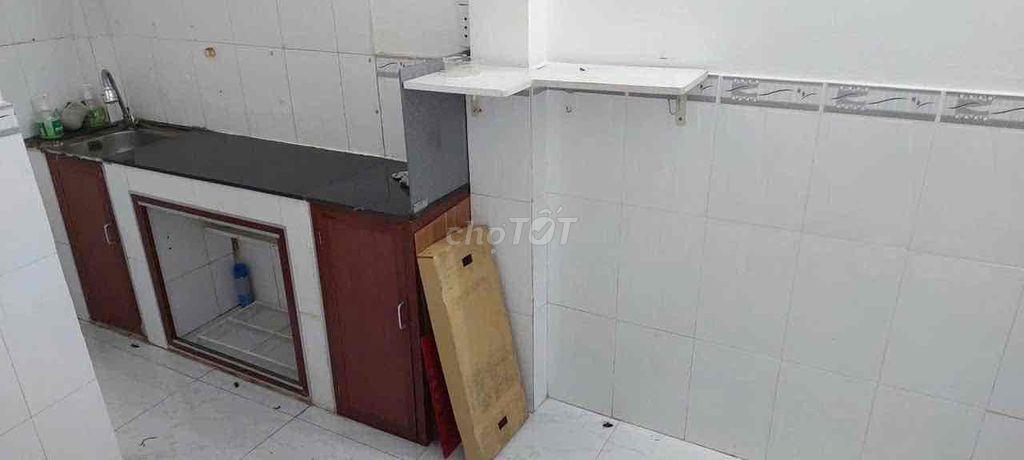 Cho thuê nhà nhỏ 3 tầng GV giá 4.500k  LH: ***
