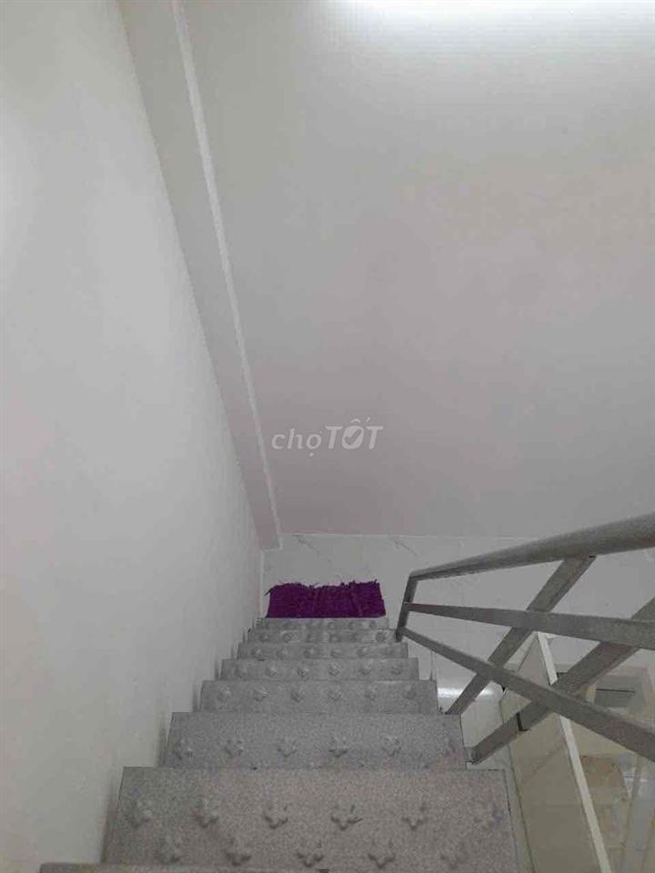 Cho thuê nhà nhỏ 3 tầng GV giá 4.500k  LH: ***