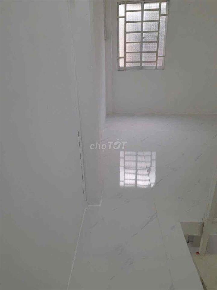 Cho thuê nhà nhỏ 3 tầng GV giá 4.500k  LH: ***