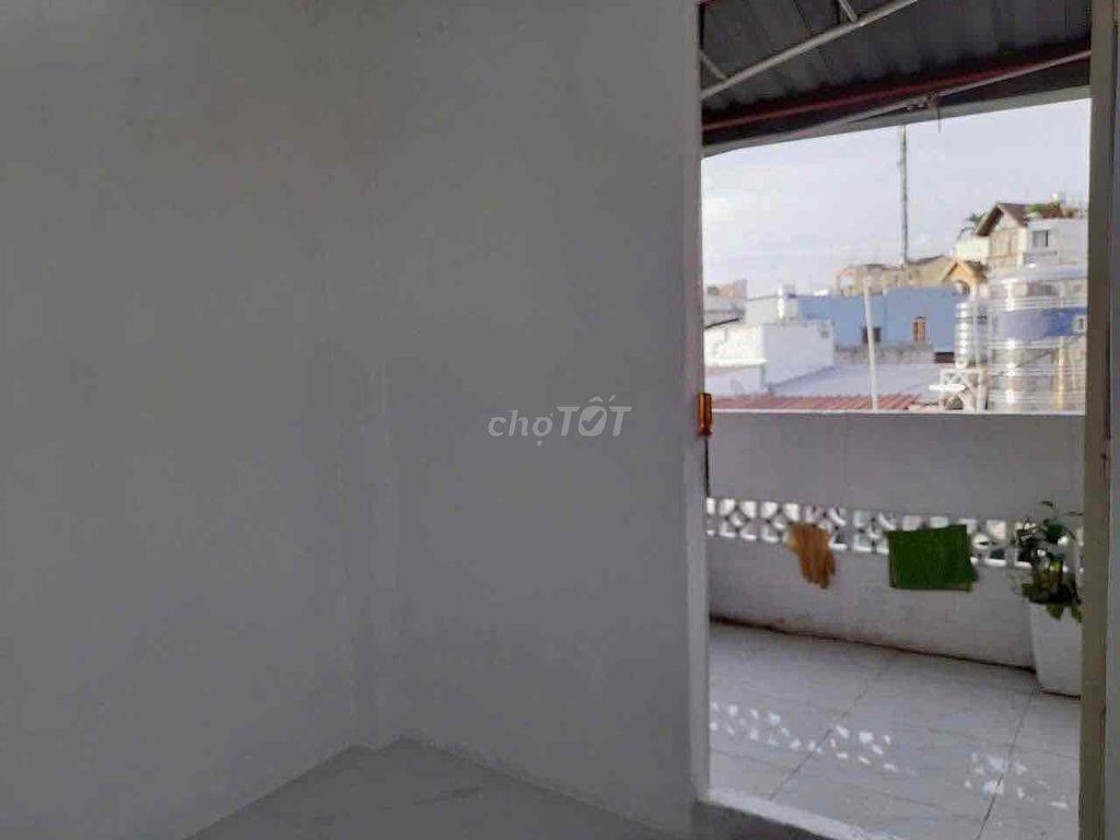 Cho thuê nhà nhỏ 3 tầng GV giá 4.500k  LH: ***