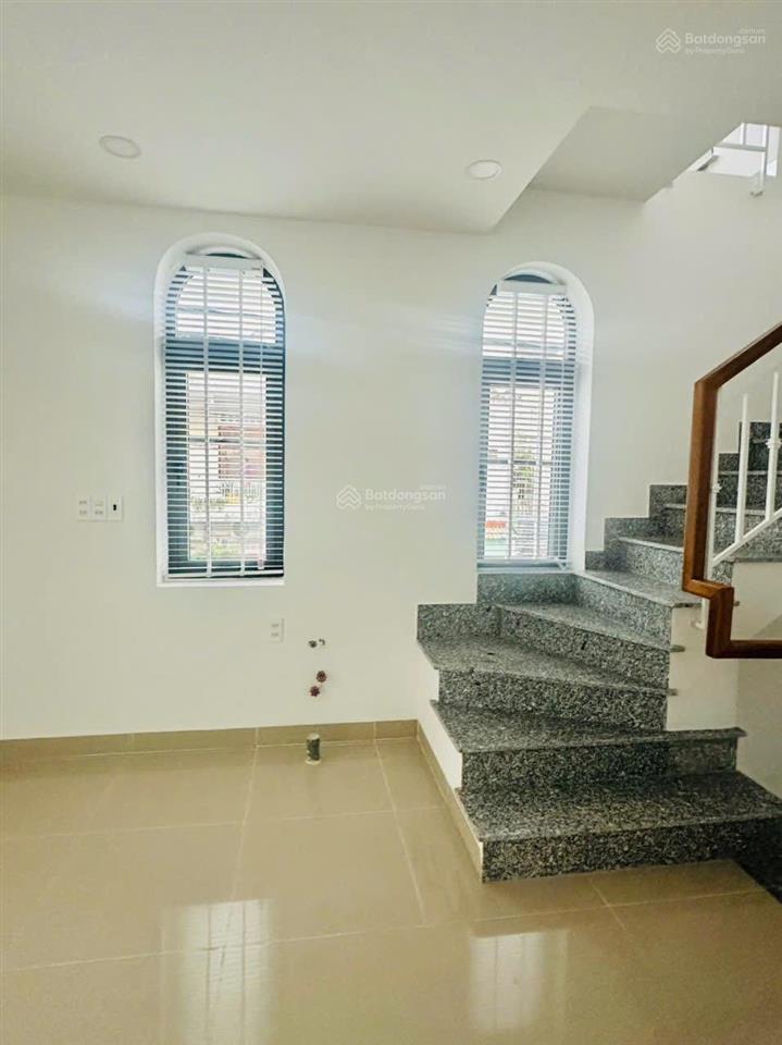 Nhà 4 tầng 1 tum căn góc 2 mặt tiền vị trí trung tâm đường lê chân nha trang