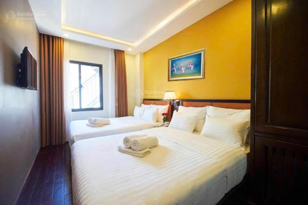 Bán khách sạn 2 sao hẻm ô tô 11m khu phố tây hùng vương trung tâm biển nha trang