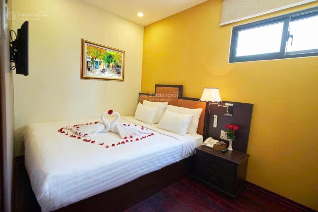 Bán khách sạn 2 sao hẻm ô tô 11m khu phố tây hùng vương trung tâm biển nha trang