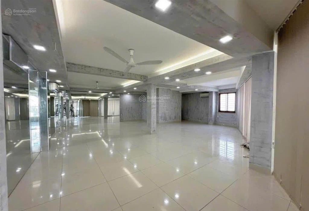 Bán nhà 1 trệt 3 tầng ngang 9m đẹp mặt tiền đường âu cơ trung tâm nha trang