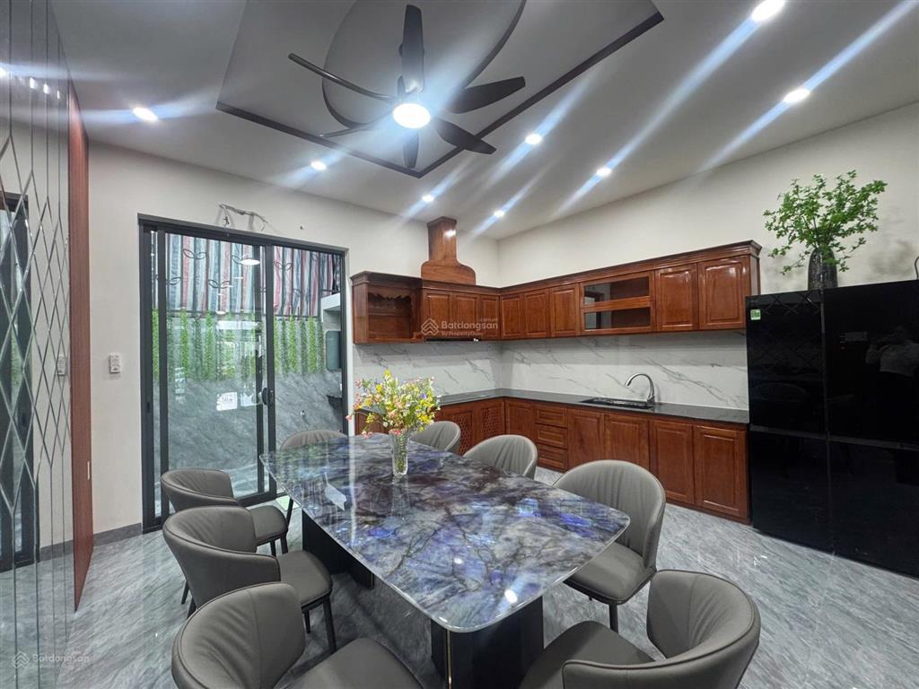 Bán nhà đầy đủ nội thất có thang máy kđt hà quang 2 nha trang