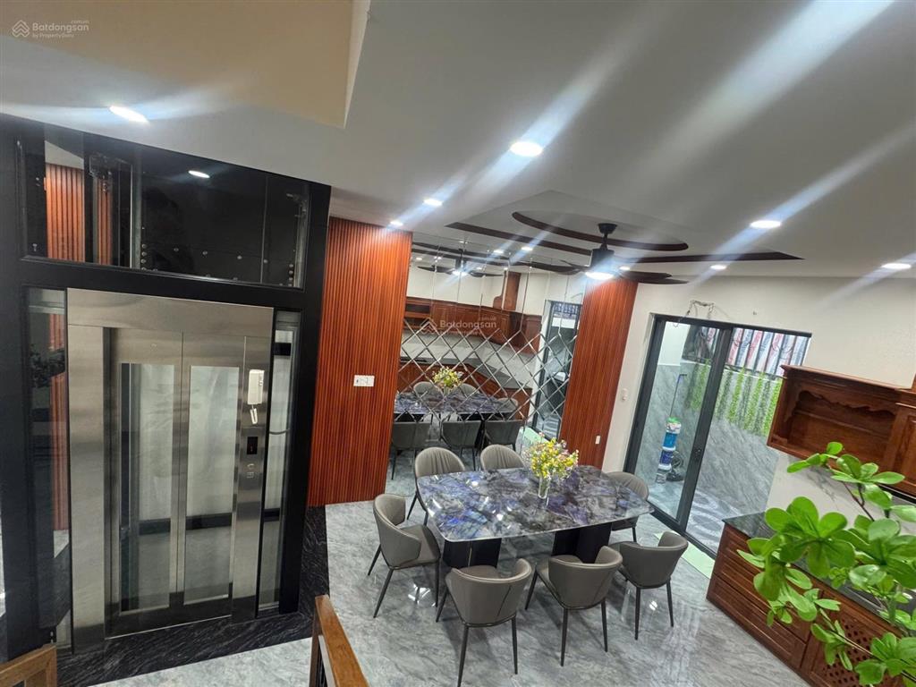 Bán nhà đầy đủ nội thất có thang máy kđt hà quang 2 nha trang
