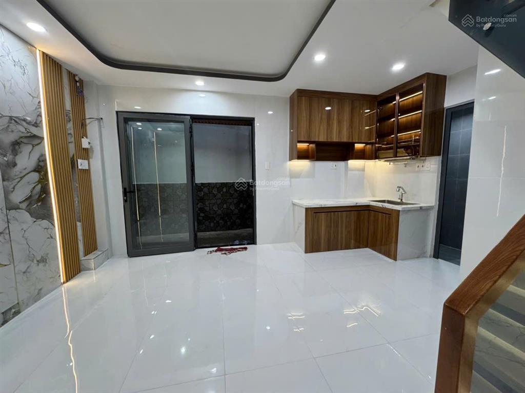 Bán nhà ngang 6,4m ở ngay tại quận 11, chợ bình thới, sổ riêng