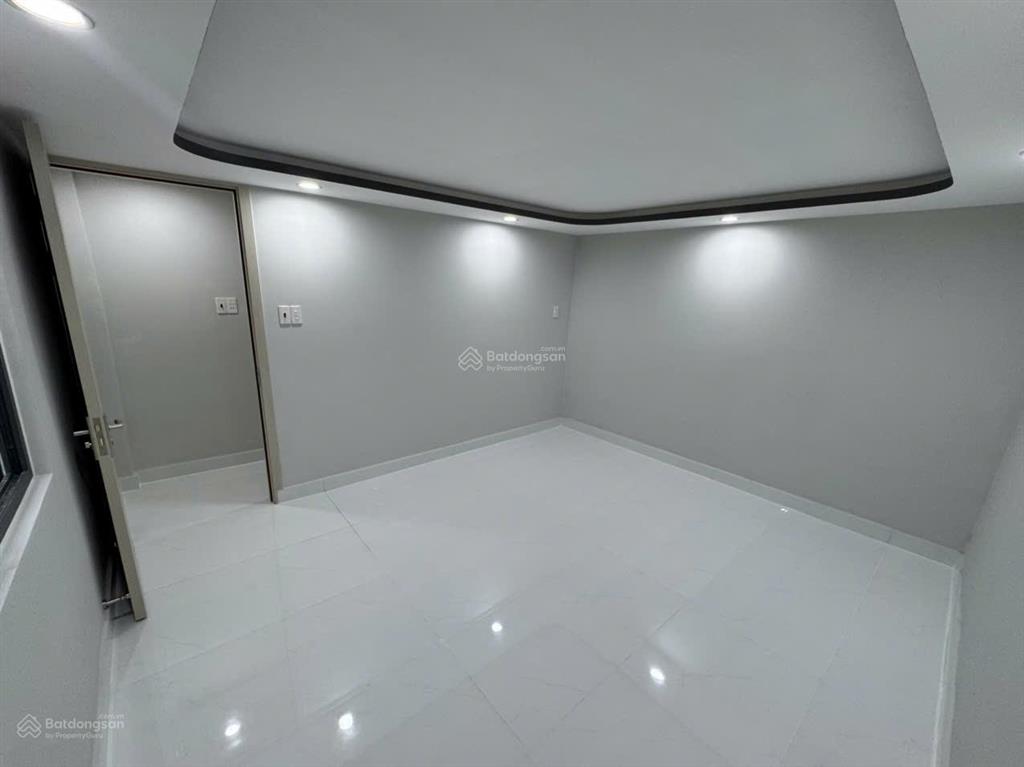 Bán nhà ngang 6,4m ở ngay tại quận 11, chợ bình thới, sổ riêng