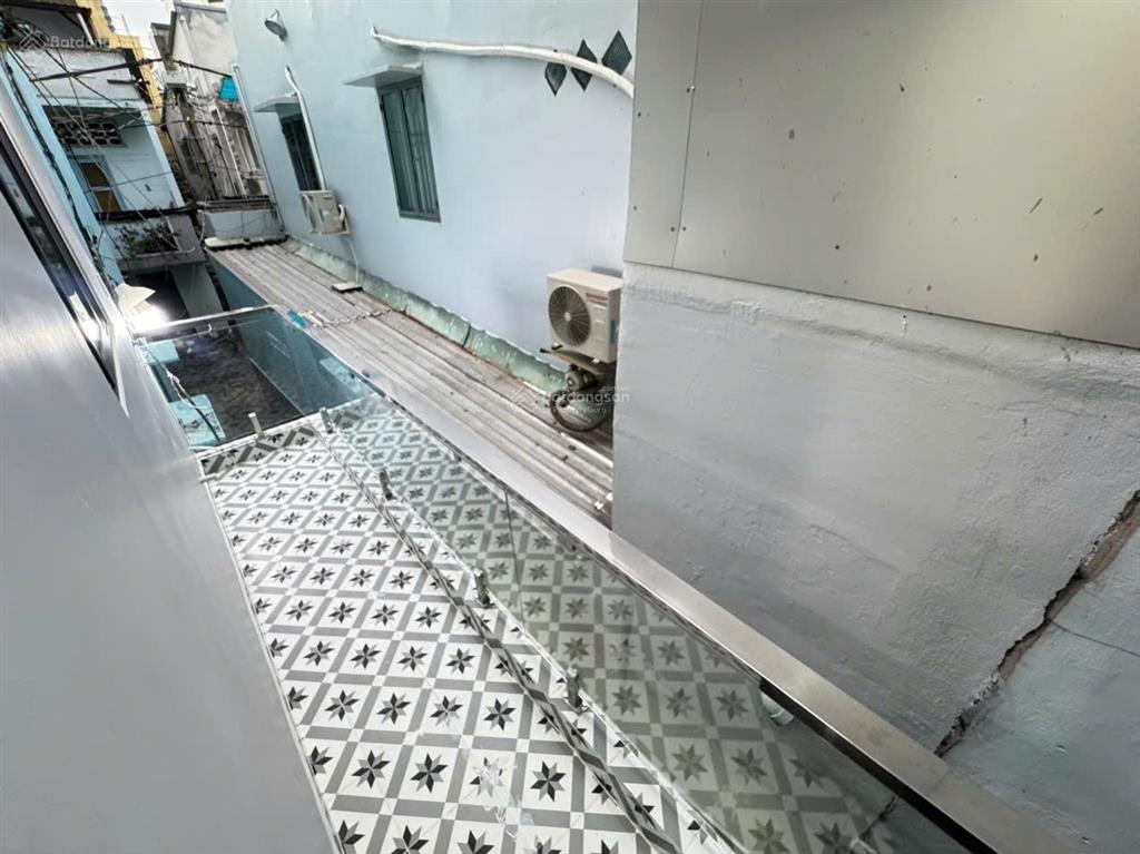 Bán nhà ngang 6,4m ở ngay tại quận 11, chợ bình thới, sổ riêng