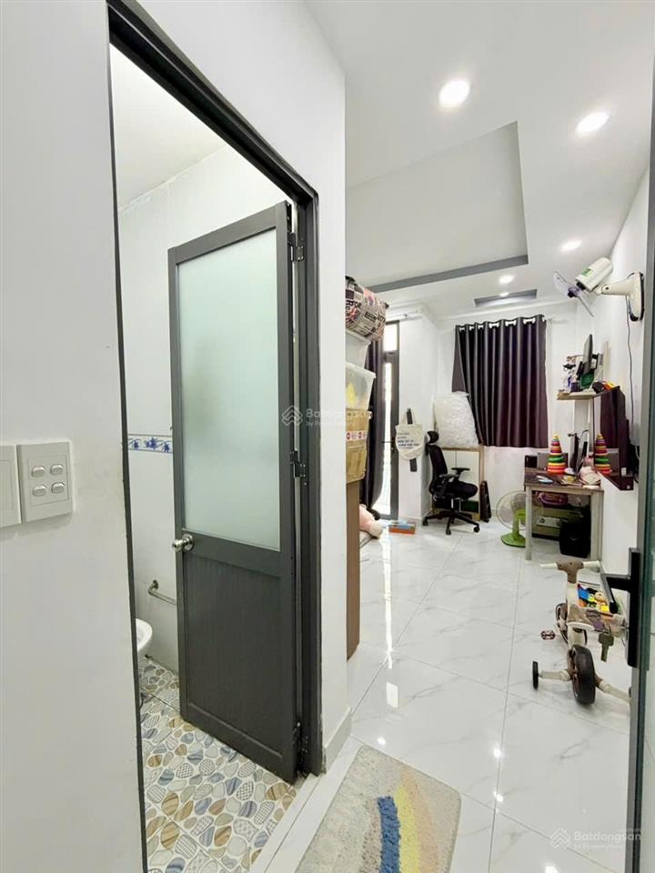 Bán nhà quận 11, cách mặt tiền 1 căn, hẻm 6m, nhà đúc thật 4 tầng giáp quận 10