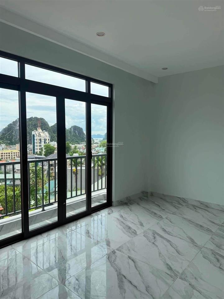 Bán nhà 3 tầng sau cấp 3 hòn gai ô tô 7 chỗ quay đầu