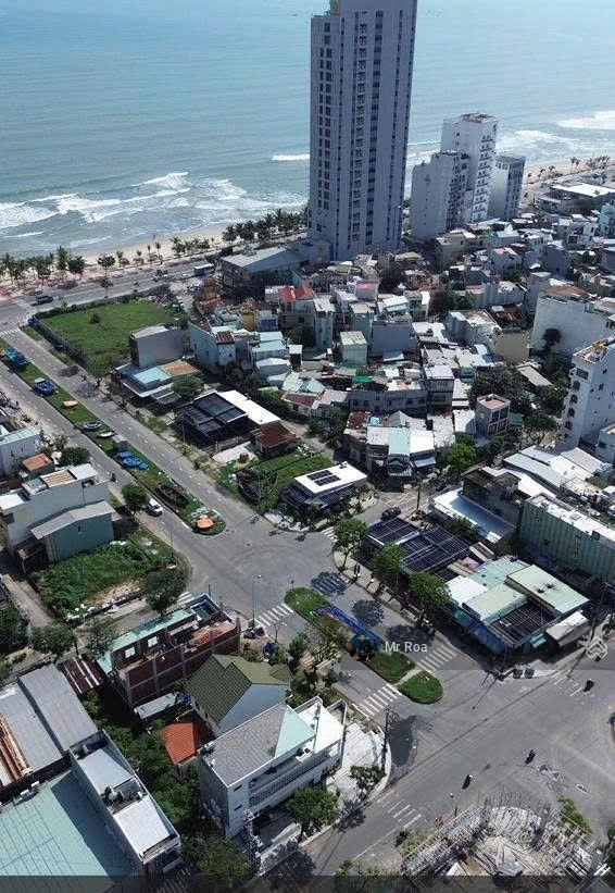 Góc 3 mặt tiền  diện tích 193.6m2 trục 33m cách biển 100m  xây dựng cao tầng khai thác dòng tiền