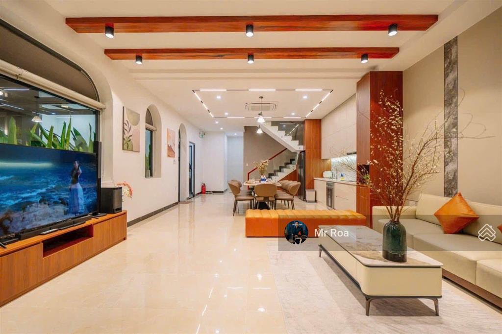 Giảm 2 tỷ bán villa 2 tầng198m2  sẵn dòng tiền thuê 700 triệu/ năm, thiết kế đẹp hồ bơi khép kín