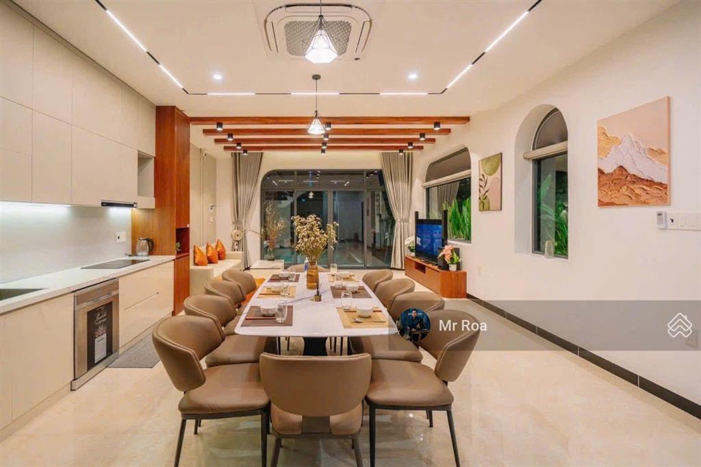 Giảm 2 tỷ bán villa 2 tầng198m2  sẵn dòng tiền thuê 700 triệu/ năm, thiết kế đẹp hồ bơi khép kín