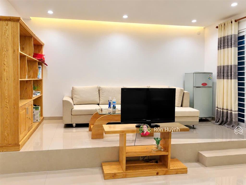 Nhà đẹp 3.5 tầng trong khu đô thị nằm tttp nha trang gần chợ, siêu thị cách biển 1km chỉ 20tr/tháng