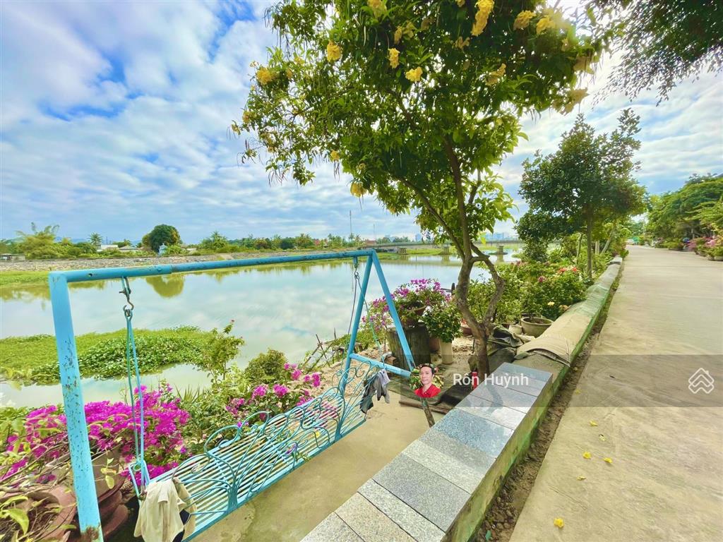 Nhà nguyên căn full nội thất  tttp nha trang nằm ven sông tắc cực kỳ mát mẻ, gần nhiều tiện ích.