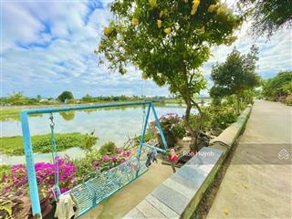Nhà nguyên căn full nội thất  tttp nha trang nằm ven sông tắc cực kỳ mát mẻ, gần nhiều tiện ích.