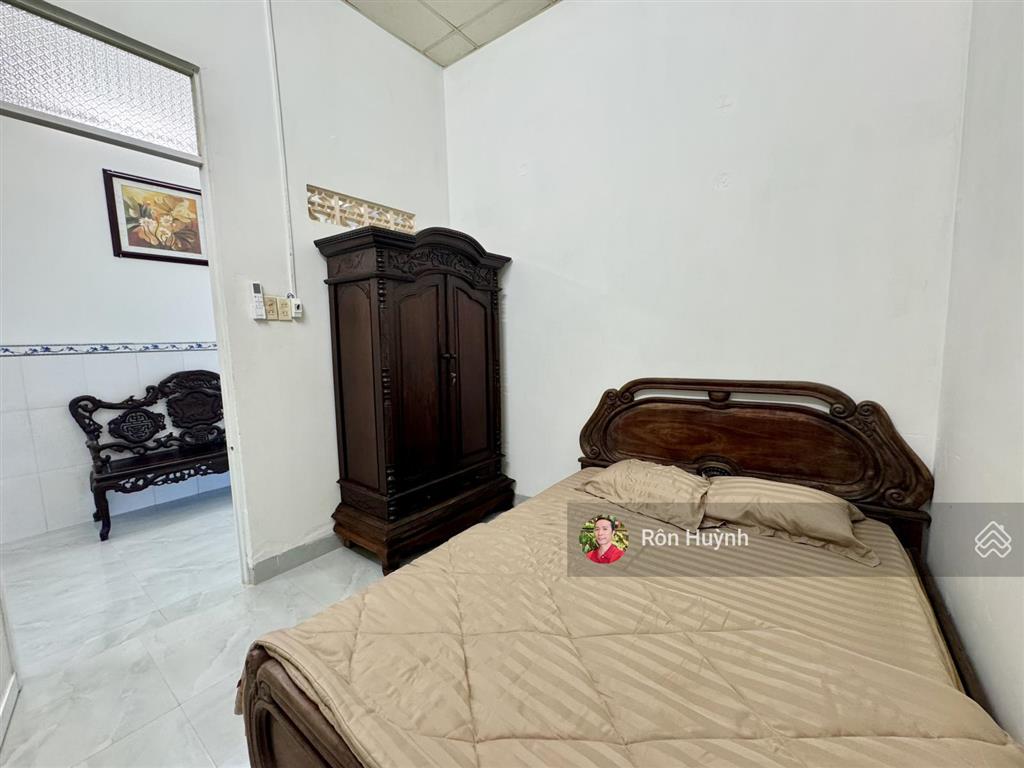 Nhà nguyên căn full nội thất  tttp nha trang nằm ven sông tắc cực kỳ mát mẻ, gần nhiều tiện ích.