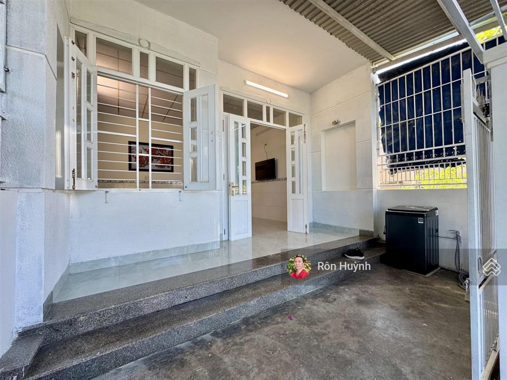 Nhà nguyên căn full nội thất  tttp nha trang nằm ven sông tắc cực kỳ mát mẻ, gần nhiều tiện ích.