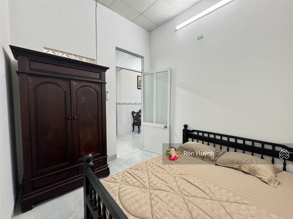 Nhà nguyên căn full nội thất  tttp nha trang nằm ven sông tắc cực kỳ mát mẻ, gần nhiều tiện ích.