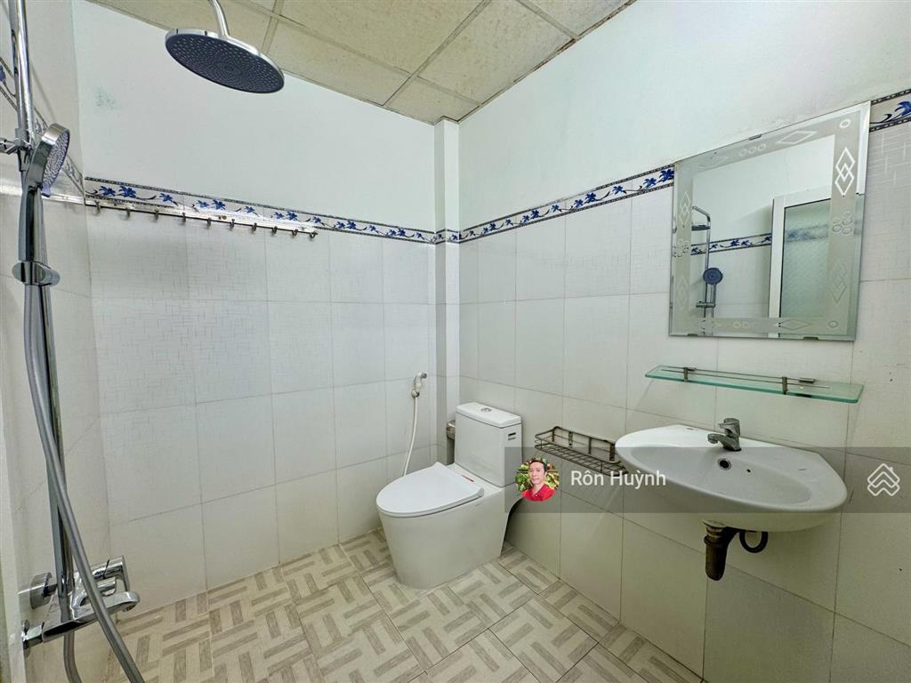 Nhà nguyên căn full nội thất  tttp nha trang nằm ven sông tắc cực kỳ mát mẻ, gần nhiều tiện ích.
