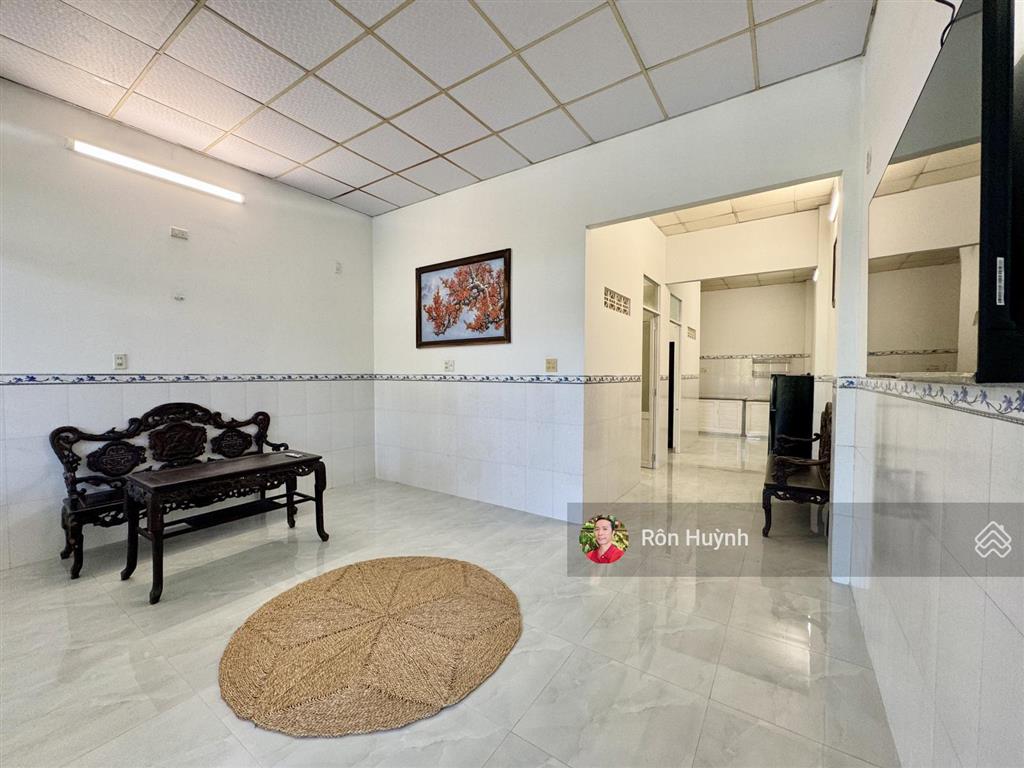 Nhà nguyên căn full nội thất  tttp nha trang nằm ven sông tắc cực kỳ mát mẻ, gần nhiều tiện ích.