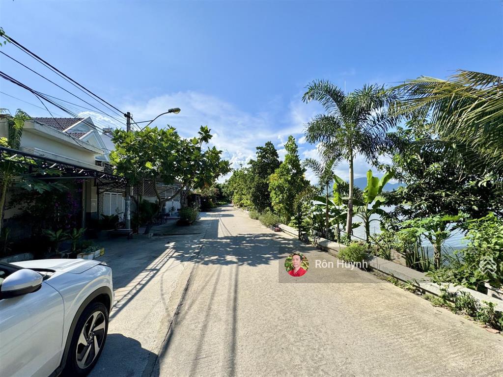 Nhà nguyên căn full nội thất  tttp nha trang nằm ven sông tắc cực kỳ mát mẻ, gần nhiều tiện ích.
