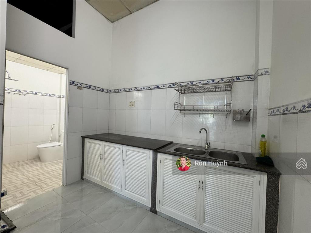 Nhà nguyên căn full nội thất  tttp nha trang nằm ven sông tắc cực kỳ mát mẻ, gần nhiều tiện ích.
