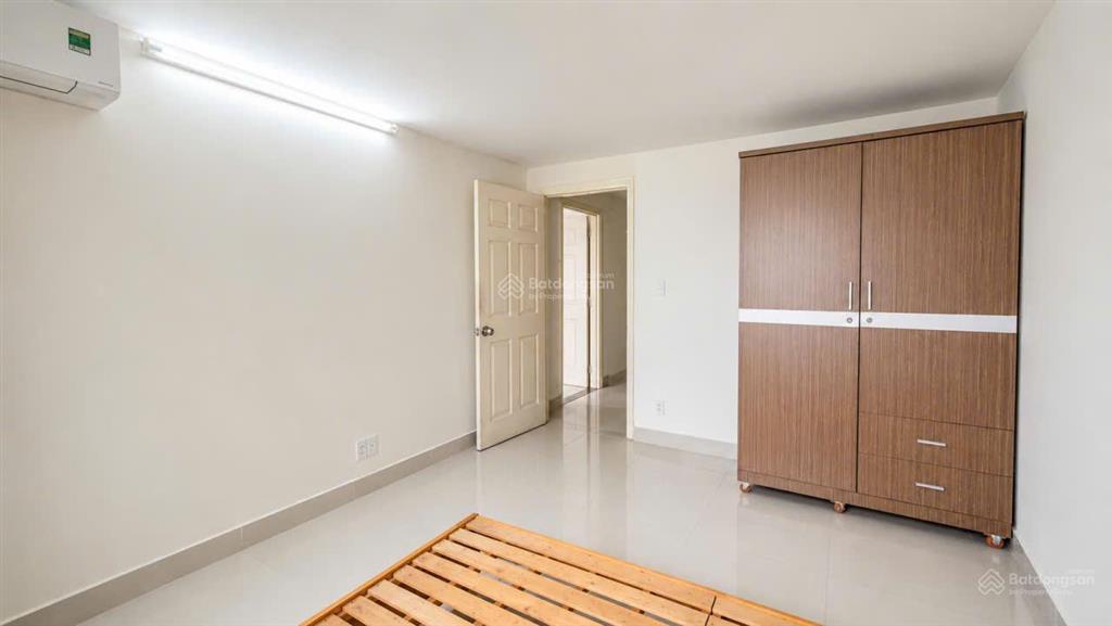 Chính chủ bán gấp căn hộ 1050 chu văn an, 62m2, 2pn, ban công, sổ hồng