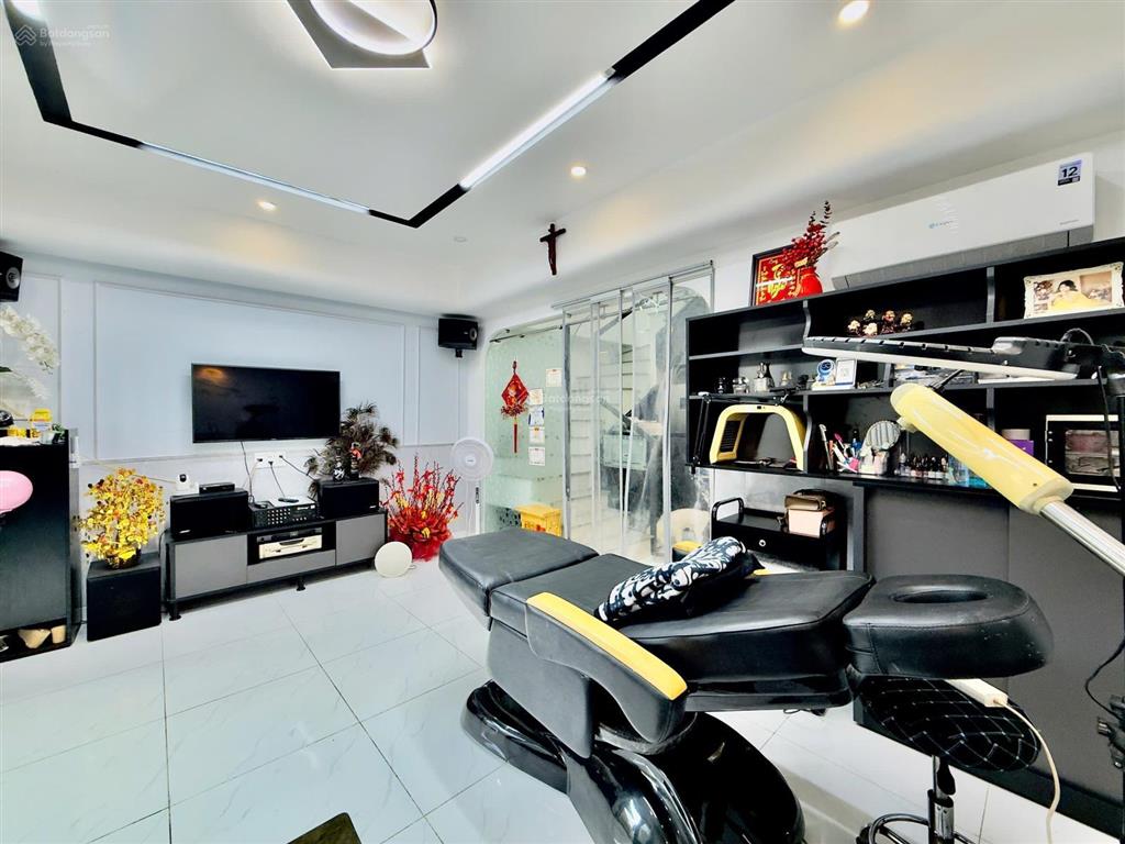 Nhà đẹp (dt 4,5x7m, 2 tầng)  chu văn an cách mặt tiền chỉ 30m vào ở ngay
